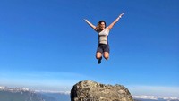 Norwegia memang dikenal sebagai salah satu negara dengan pegunungan yang eksotis. Ini fotonya saat berada di Desa Laerdalsoyri. (narten86/Instagram)