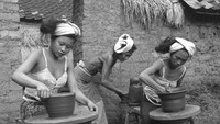 Sejumlah wanita tampak sedang membuat tembikar di Bali.  