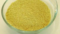  Nature Cheeeto dust yang ditulis Bon Appetit mengatakan kalau nutritional yeast (ragi gizi) kaya akan B12 dan tak mengandung sodium. Tapi rasanya cheesy dan sedap. Karenanya kamu bisa mencampurkan bahan ini pada scramble egg buatanmu. Foto: Istimewa