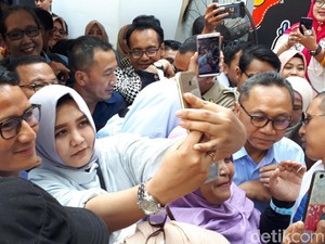Di Surabaya Sandiaga Diserbu Emak-emak Gemas: Bang Sandi, Ya Ampun
