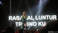 Semua ikut bergoyang menikmati alunan lagu yang dinyanyikan Via.
