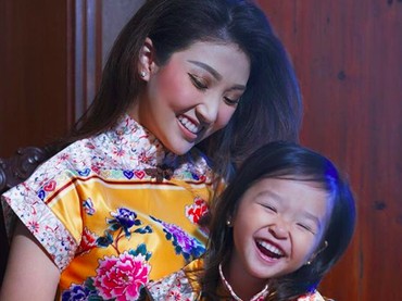Gaya Kompak Sarwendah dan si Kecil Alia