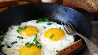 Bubuk kari tak hanya bisa dipadu dengan sajian berbahan dasar ayam atau pun daging sapi, tapi bisa juga pada telur. Kamu bisa menaburkan bubuk kari di salad telur buatanmu lalu tambahkan rempah lain seperti jahe, kunyit, bawang putih atau jinten. Foto: Istimewa