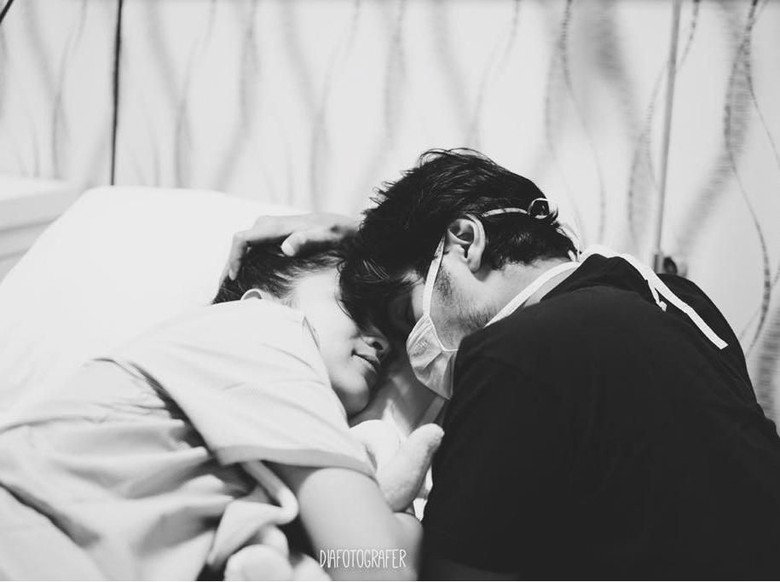 Dampingi Putri Marino Lahiran, Chicco Jerikho Makin Sayang Istri Dampingi Putri Marino Lahiran, Chicco Jerikho Makin Sayang Istri