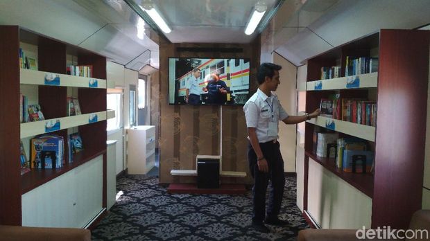 Serunya Siswa-siswa SD Blitar Belajar Buka e-Book di Rail Library