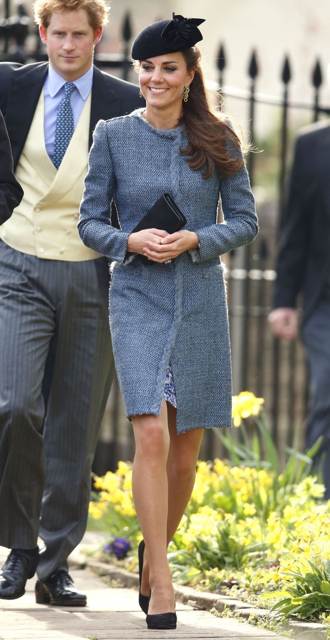 Coat dress kerap jadi pilihan Duchess of Cambridge menghadiri pesta pernikahan. Kali ini ia mengenakan coat biru Missoni dan topi hitam untuk pernikahan Lucy Meade dan Charlie Budgett. Foto: Ist.