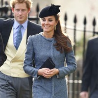 Coat dress kerap jadi pilihan Duchess of Cambridge menghadiri pesta pernikahan. Kali ini ia mengenakan coat biru Missoni dan topi hitam untuk pernikahan Lucy Meade dan Charlie Budgett. Foto: Ist.
