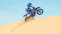 Bicara rangka, All New WR450F 2019 dibekali desain sasis baru. Sasis ini diklaim lebih ringan dan ringkas. Meski demikian, kapasitas tangki diklaim lebih besar, yakni 8,3 liter. Untuk membantu gerakan dan kenyamanan pengendara, ketinggian jok All New WR450F 2019 juga telah dikurangi dan setang aluminiumnya bisa disetel 4 mode. Foto: Dok. Yamaha