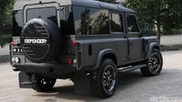 Mobil Land Rover Defender 110 Station Wagon tahun 1998 modifikasi milik seorang mahasiswa Bandung ini sangat keren. Dengan biaya modifikasi mencapai Rp 300 jutaan.