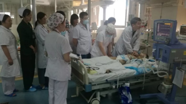 Luar Biasa! Staf RS China Gantian Beri CPR ke Pasien Selama 5 Jam Luar Biasa! Staf RS China Gantian Beri CPR ke Pasien Selama 5 Jam