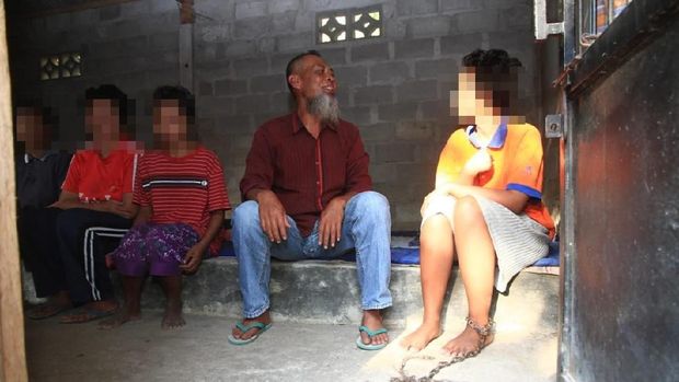 Heru Setiawan sedang berbincang dengan salah satu pasien.