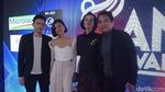 Eva Celia Gandeng Kekasih di AMI Awards 2018
