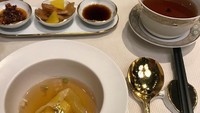 Eating gold kata Enrique. Ya, makanan yang hendak disantapnya memang mengandung emas. Lihat saja pada sup dumplingnya, ada lembaran emas. Mewah! Foto: instagram @enriquegil17
