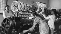 Sejumlah wanita bekerja di pabrik garmen sekitar tahun 1955.  