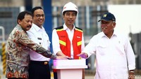 Jokowi menekan sirine berbarengan dengan Menteri Pekerjaan Umum dan Perumahan Rakyat (PUPR) Basuki Hadimuljono, Gubernur DKI Jakarta Anies Baswedan dan Direktur PT Citra Marga Nushapala Persada Tbk Tito Sulistio.