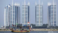 Sebuah perahu nelayan sedang berlayar di sekitar Pulau Reklamasi G, Jakarta, Kamis (27/9/2018).