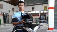 Ide awal pembuatan helm tersebut adalah smart helmet untuk pembersih kaca dengan perintah suara. Namun, helm tersebut kemudian dikembangkan menjadi helm anti begal dengan menambah rangkaian elektronik lain.