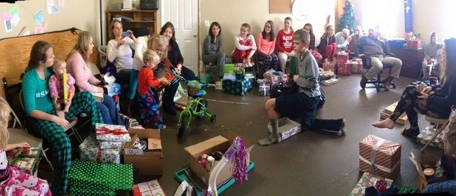 Natal menjadi momen paling meriah dalam keluarga Brady. Saat Natal tiba, mereka akan kumpul bersama dan anak-anak membuka kado berbarengan. Foto: Dok. Facebook Brady and Wives