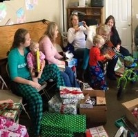 Natal menjadi momen paling meriah dalam keluarga Brady. Saat Natal tiba, mereka akan kumpul bersama dan anak-anak membuka kado berbarengan. Foto: Dok. Facebook Brady and Wives
