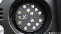 Untuk sisi hiburan audio head unit double din diganti dengan Kenwood DDX4 Bluetooth. Ada speaker di pintu depan, tengah dan satu set speaker split dan koaksial di belakang. Ada juga speaker subwoofer di tengah  dan monitor 15 inci di kabin atas.