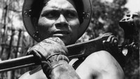 Potret seorang pekerja minyak di Indonesia sekitar tahun 1955.  