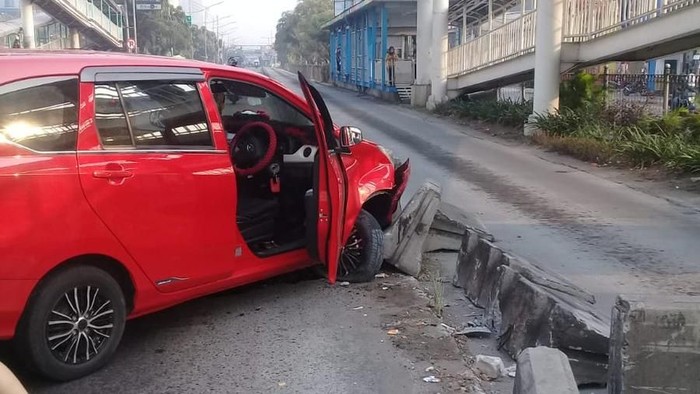 Mobil Tabrak Separator Busway di Mangga Dua, Lalin Tersendat