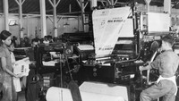 Potret para pekerja di sebuah percetakan koran di masa penjajahan Belanda sekitar tahun 1940. Di masa itu sejumlah media ramai membicarakan invasi pasukan Jerman ke Belanda di masa Perang Dunia Dua.  