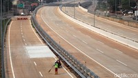 Pagar-pagar pembatas juga sudah tegak berdiri.