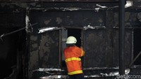 Meski telah padam, petugas pemadam kebakaran masih bersiaga di lokasi.