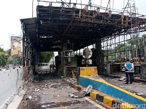 Gerbang Tol Pejompongan, Jakarta, hangus terbakar, Kamis (27/9/2018)