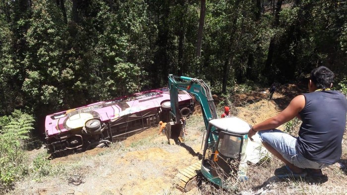 Bangkai Bus Terjun ke Jurang di Magetan Belum Berhasil Dievakuasi