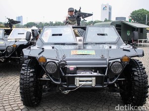 TNI Pamer Kendaraan Tempur, Boleh Dinaiki, Asal Jangan Bawa Pulang