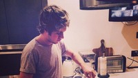Mengidolakan Chef Jamie Oliver, Niall sempat menunjukkan bakat terpendamnya. Selain punya suara merdu, ternyata Niall juga jago masak. Ini pose seriusnya saat masak! Foto: Instagram @niallhoran