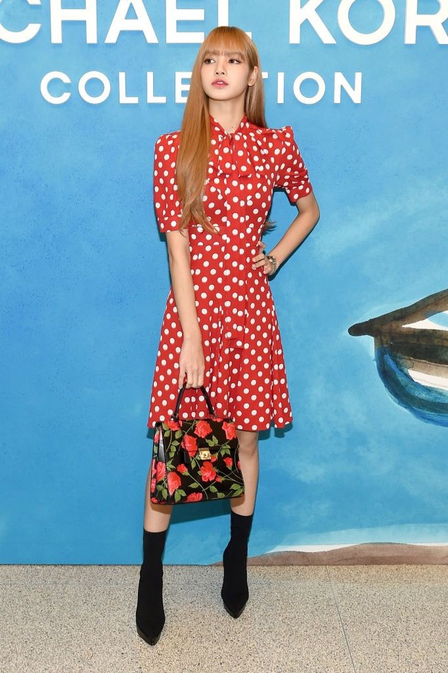 Seperti dikutip dari Soompi, kondisi berat badan Lisa dan Rose membuat banyak fans Blackpink khawatir. Mereka mempertanyakan pihak agensi Blackpink, YG Entertainment, yang dianggap sebagai pihak yang membuat kedua wanita cantik itu menjadi sangat kurus. Foto: Dok. Getty Images