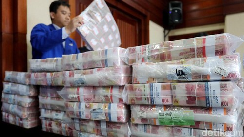Pengembalian Uang Korupsi Samadikun

Kepala Kejaksaan Tinggi DKI Jakarta Toni Spontana (tengah) menyerahkan secara simbolis kepada Wakil Direktur Utama Bank Mandiri Sulaiman A. Arianto (ketiga kanan) uang ganti rugi korupsi Bantuan Likuidasi Bank Indonesia (BLBI) dengan terpidana Samadikun Hartono di Gedung Bank Mandiri, Jakarta, Kamis (17/5/2018). Mantan Komisaris Utama PT Bank Modern Samadikun Hartono terbukti korupsi dana talangan BLBI dan dihukum 4 tahun penjara serta diwajibkan mengembalikan uang yang dikorupsinya sebesar Rp 169 miliar secara dicicil. Grandyos Zafna/detikcom

-. Petugas merapihkan tumpukan uang milik terpidana kasus korupsi BLBI Samadikun di Plaza Bank Mandiri.