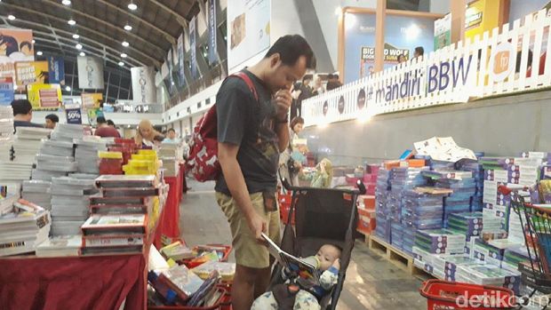 Serunya Anak-anak Berburu Buku di Big Bad Wolf Surabaya 2018 