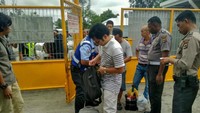 21 WNA itu diduga menyalahgunakan izin tinggal diatur dalam pasal 122 huruf a UU Nomor 6 tahun 2011 tentang Keimigrasian.