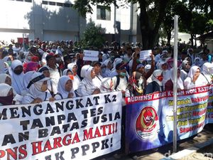 3 Cara Pemerintah Pastikan Status Guru Honorer