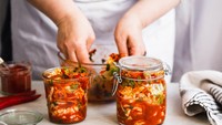  Sajian lobak putih yang difermentasi khas Korea ini bisa menambah citarasa telur dadar. Rasanya pasti jadi asam pedas gurih. Foto: Istimewa
