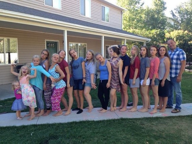 Seperti dikutip dari ABC News, Brady bersama para istri dan anak-anaknya mulai membintangi reality show My Five Wives pada 2013. Mereka menjalani syuting di luar kota Salt Lake City yang sebenarnya adalah tempat tinggal mereka. Hal tersebut dilakukan untuk menghindari terjadinya persekusi terhadap Brady dan keluarganya dari orang-orang yang tidak bisa menerima poligami. Foto: Dok. Facebook Brady and Wives