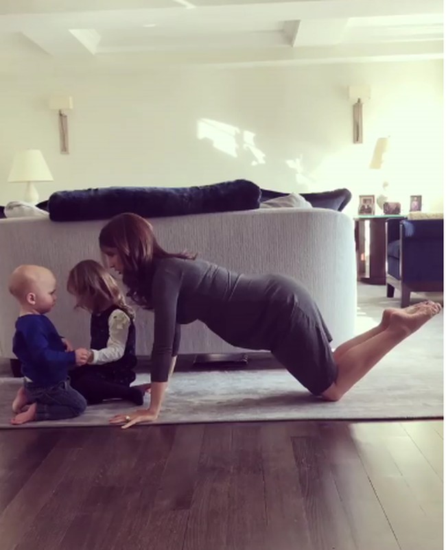 Hilaria pun tidak memaksakan diri dalam berolahraga atau diet demi tubuh langsing. Apalagi sebelumnya sempat ia mengalami gangguan makan dan kebanyakan olahraga di usia 25 tahun. Foto: Instagram @hilariabaldwin