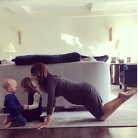 Hilaria pun tidak memaksakan diri dalam berolahraga atau diet demi tubuh langsing. Apalagi sebelumnya sempat ia mengalami gangguan makan dan kebanyakan olahraga di usia 25 tahun. Foto: Instagram @hilariabaldwin