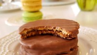 Pencinta cokelat pasti suka stroop wafel yang dicelup cokelat leleh. Rasanya pasti lebih legit menggigit. Foto: Instagram @sweeterella