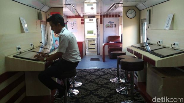 Serunya Siswa-siswa SD Blitar Belajar Buka e-Book di Rail Library