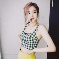 Sedangkan kurangnya berat badan Rose Blackpink terungkap saat dia menjadi bintang tamu acara King of Mask Singer. Saat itu dia ditanya pembawa acara soal gosip bahwa dia memiliki lingkar pinggang yang sangat kecil, hanya 19 inch atau sekitar 48 cm. Namun Rose membantahnya dan mengungkapkan bahwa lingkar pingganya yang benar adalah 24 inch atau sekitar 60,9 cm. Foto: Instagram @roses_are_rosie