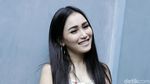 Gaya Santai Ayu Ting Ting dengan Daster dan Sandal, Yay or Nay?