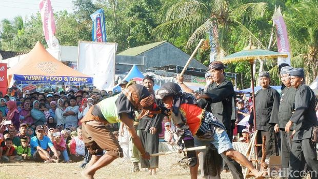Tradisi Ujungan untuk meminta hujan di Banjarnegara.