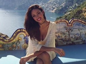 Digigit Kutu Busuk, Model Victoria Secret Tuntut Pihak Hotel