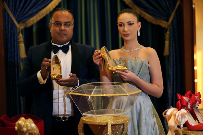 Jika sepatu seharga Rp 253 miliar ini berhasil terjual, pihak Passion Jewellers akan membuat sepatu super mewah lainnya yang dibuat sesuai pesanan. “Di masa depan kami akan mendesain sepatu custom, bukan hanya terbuat dari berlian, tapi juga rubi dan safir,” ujar Karamchandani. Foto: REUTERS/Satish Kumar