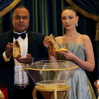 Jika sepatu seharga Rp 253 miliar ini berhasil terjual, pihak Passion Jewellers akan membuat sepatu super mewah lainnya yang dibuat sesuai pesanan. “Di masa depan kami akan mendesain sepatu custom, bukan hanya terbuat dari berlian, tapi juga rubi dan safir,” ujar Karamchandani. Foto: REUTERS/Satish Kumar